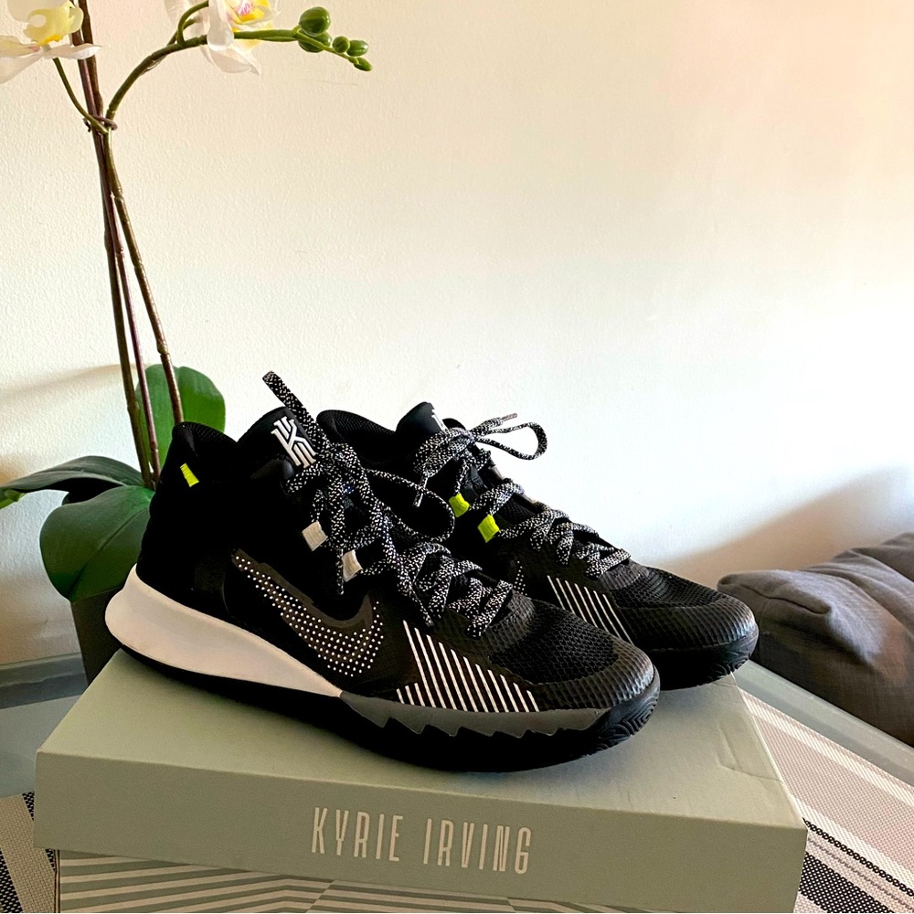 NIKE KYRIE IRVING SNEAKERS SIZE US 5.5